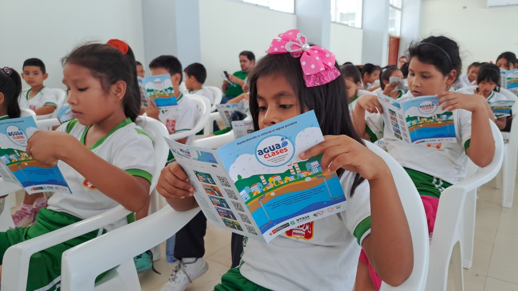 Un total de 7,800 estudiantes de inicial, primaria y secundaria en 70 colegios de ocho regiones del país han sido capacitados en buenas prácticas de saneamiento gracias a la iniciativa nacional “Agua Clases”