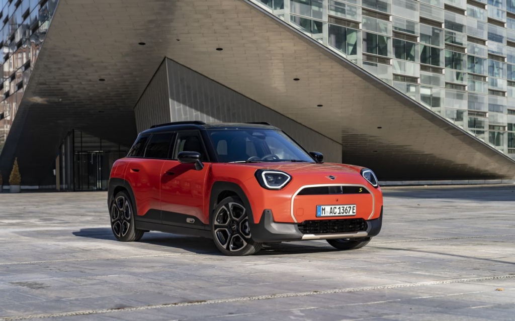 MINI, representada por Inchcape Motors Perú, inicia el 2025 con el lanzamiento de su primer modelo SUV compacto 100% eléctrico para el segmento de automóviles pequeños premium: el nuevo MINI Aceman