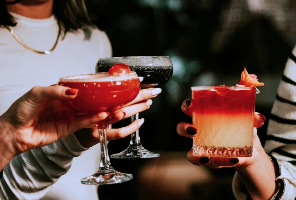 Durante diciembre, las reuniones, brindis y postres hacen que aumente el consumo de bebidas azucaradas y ácidas. Aunque forman parte de la tradición, pueden generar algunos problemas de salud bucal.