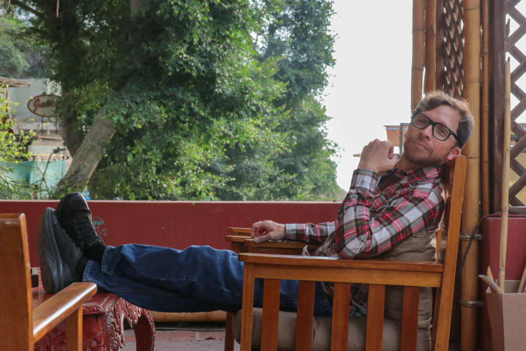 Luis Carlos Burneo presenta “La Habitación Secreta”, un nuevo formato en vivo que combina stand up comedy.